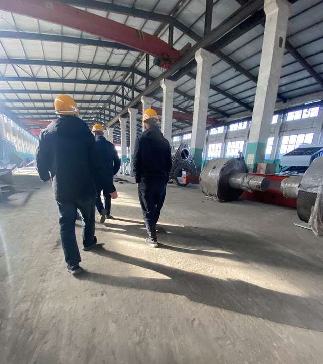 高壓輥磨機(jī)客戶(hù)來(lái)公司實(shí)地考察設(shè)備